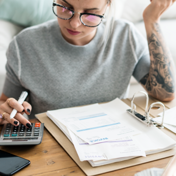mulher-caucasiana-com-notas-fiscais